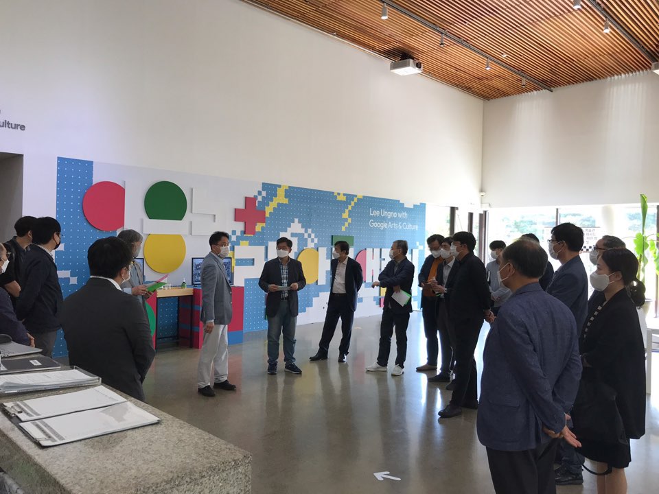 한밭대 LINC+사업단 관계자들이 류철하 이응노미술관장의 작품 설명을 듣고 있다.