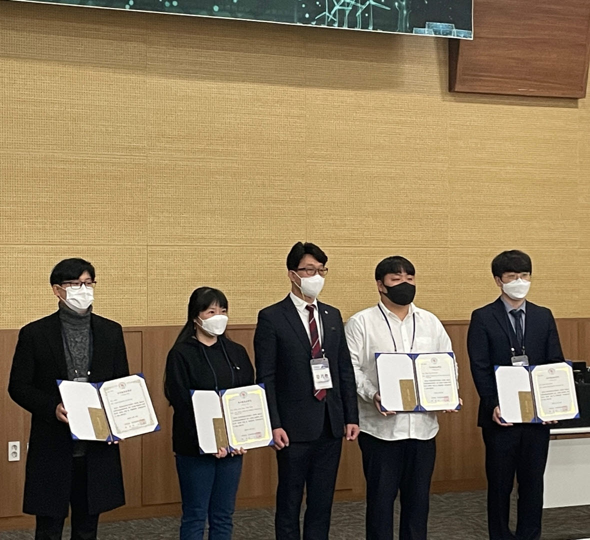 ‘한국태양에너지학회 2021 추계학술발표대회’에서 한밭대학교 이찬욱(오른쪽에서 2번째) 대학원생이 우수발표논문상을 수상하고 기념촬영을 하고 있다.