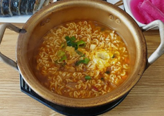 해장라면+공깃밥 사진입니다.