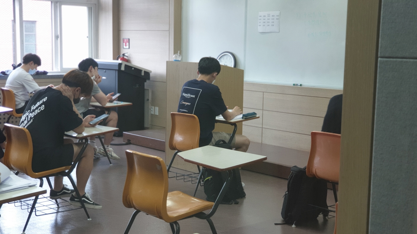 15일 한밭대 정보기술대학에서 전자․제어공학과 학생들이 1학기 대면평가를 치르기 위해 시험장에서 대기하고 있다.