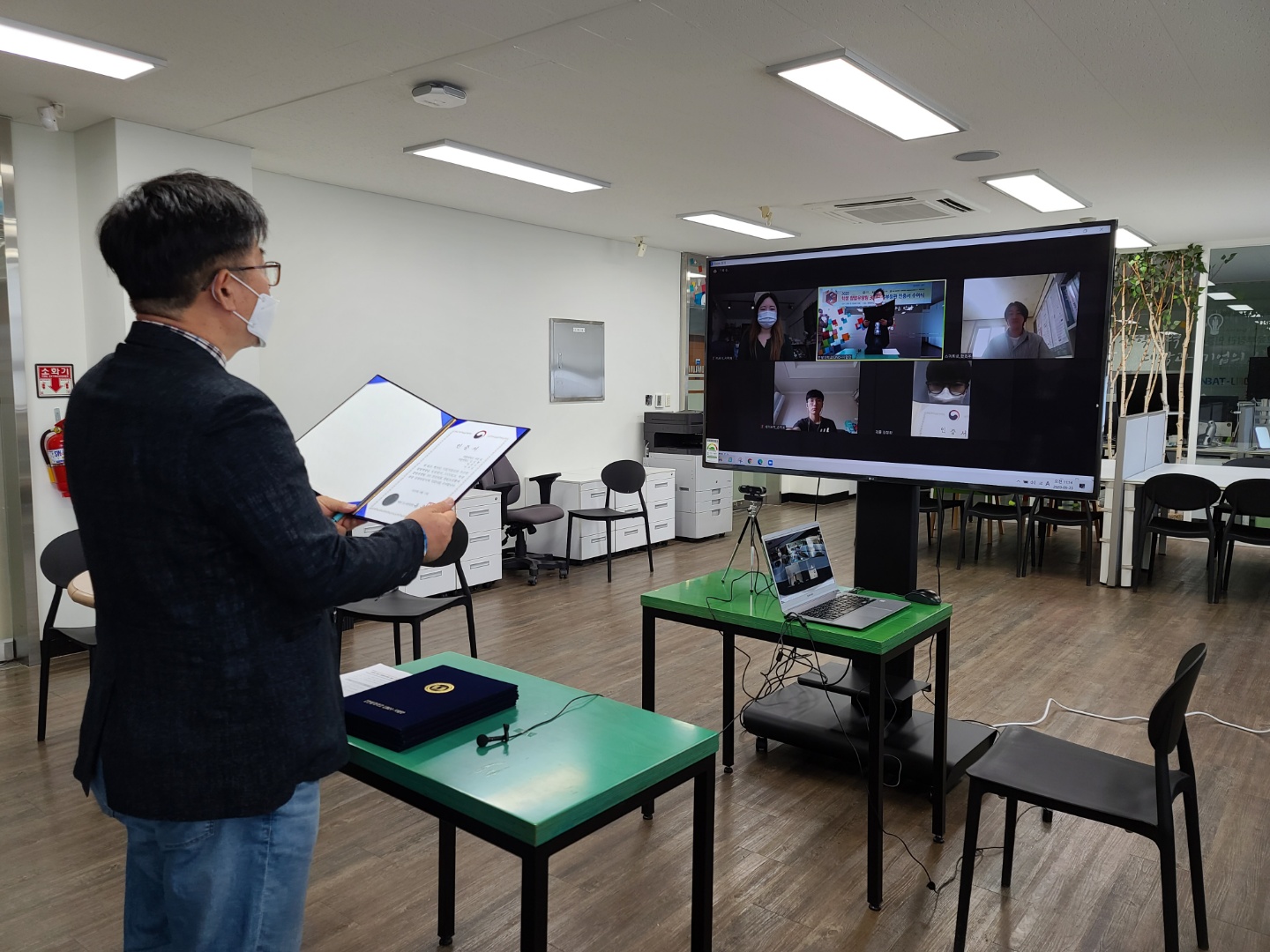 지난 23일 한밭대학교 산학연협동관에서 최종인 산학협력부총장이 온라인을 활용해 창업유망팀 300 선정된 팀들에게 교육부장관 인증서를 대리 수여하고 있다.