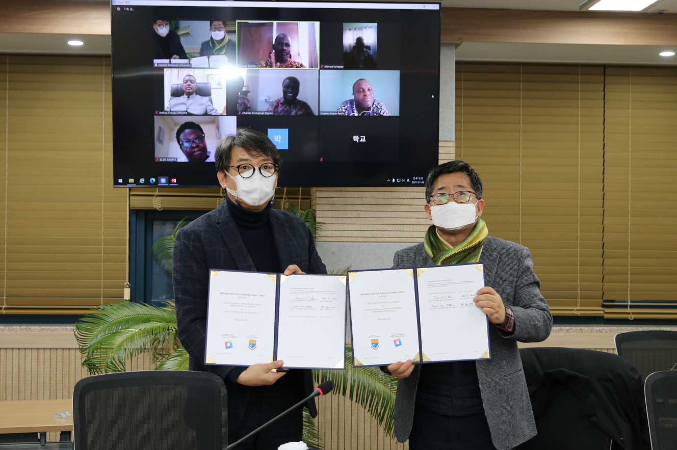 한밭대 박준식 용접공학센터장(왼쪽)과 최종인 산학협력부총장이 협약서를 들고 기념촬영을 하고 있다.