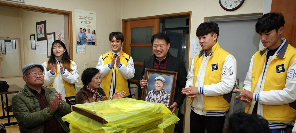 성탄절 앞두고 지역 어르신들 장수사진 선물 이미지