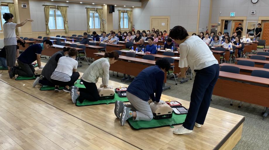 직원들, 심폐소생술 익히며 안전의식 강화 이미지