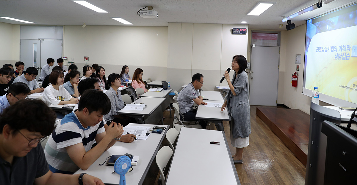 조교들 방학기간 이용해 진로지도사 취득 위해 “열공” 이미지